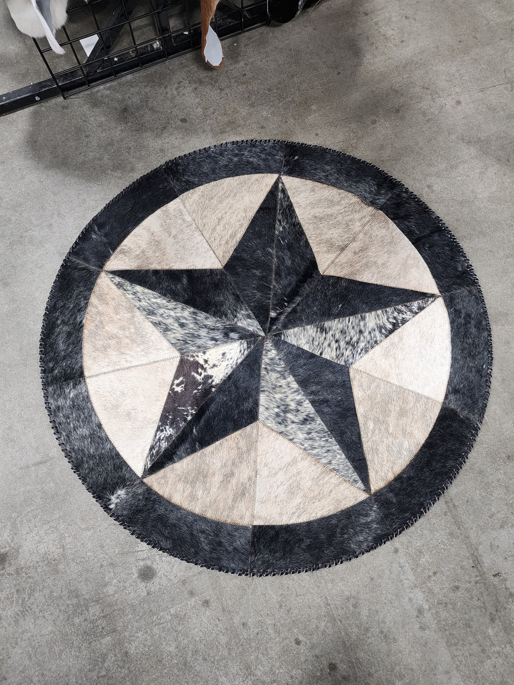 RR2501 COWHIDE ROUND RUG