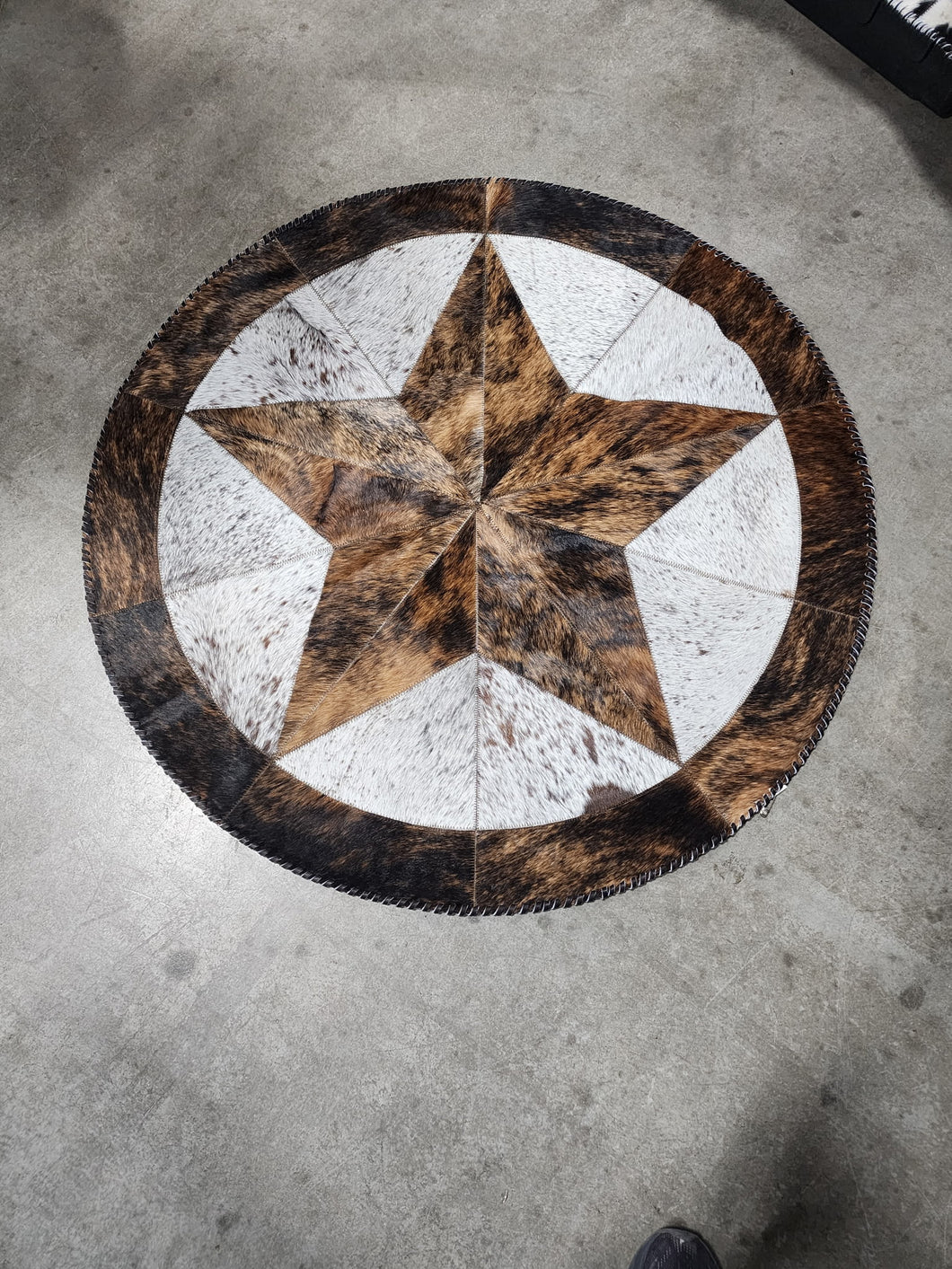 RR2502 COWHIDE ROUND RUG